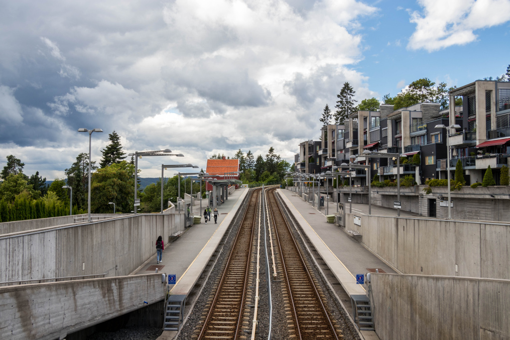 shot-railroad-train-city-cloudy-day-holmenkollen-norway.jpg путь